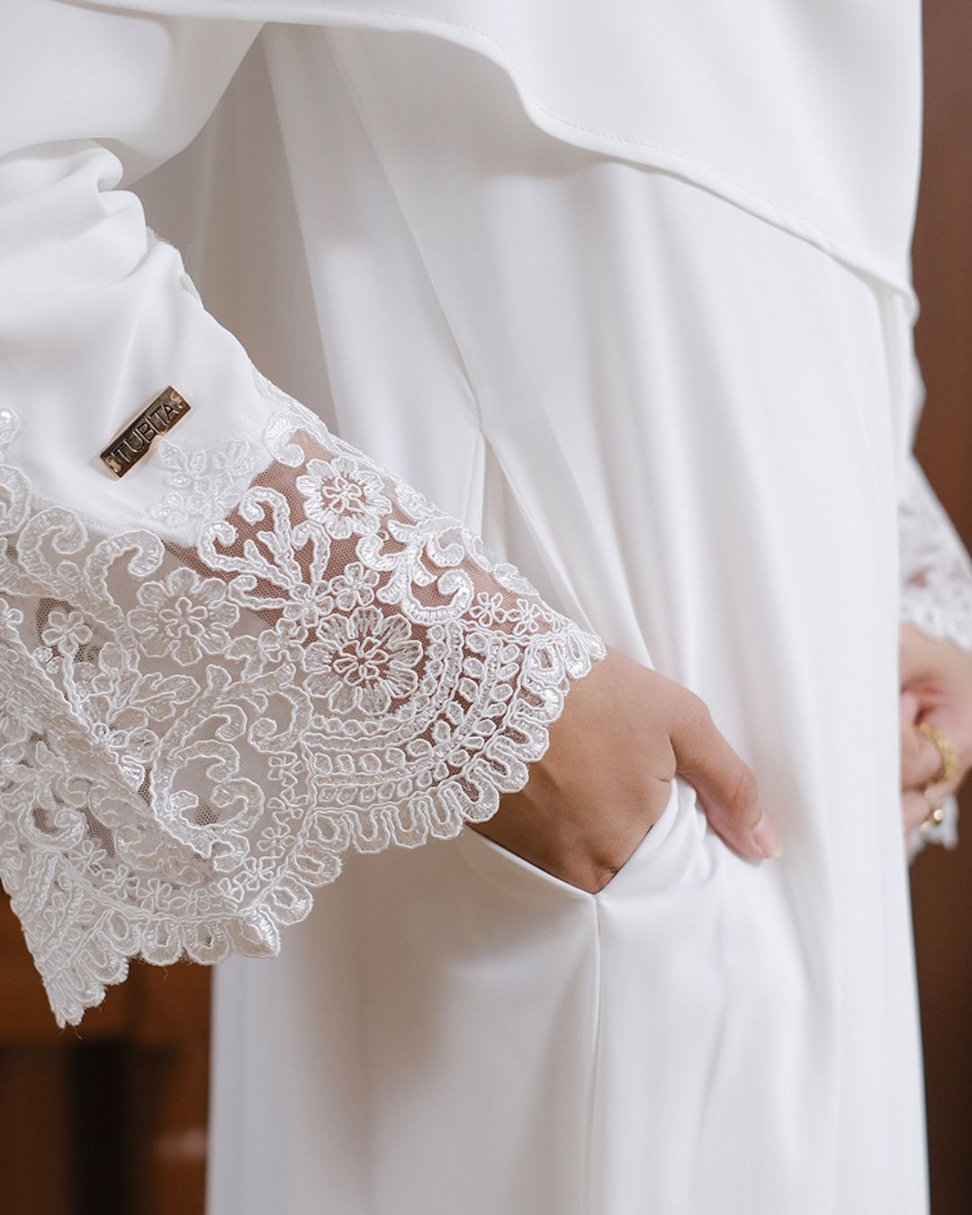 Lamara Abaya Broken White by Tubita - Baju Umroh Wanita - TUBITA