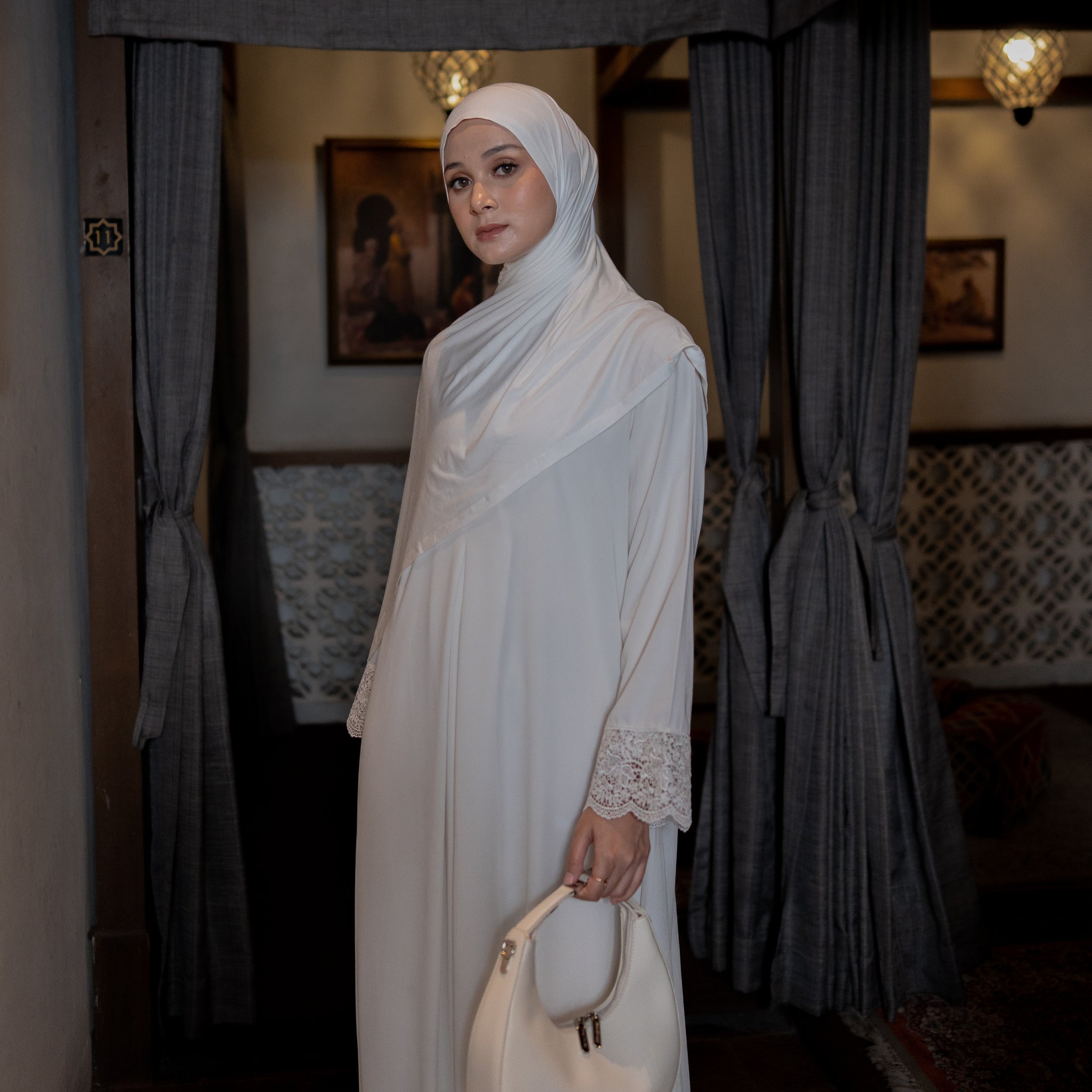 [DEFECT MINOR] Meena Abaya broken White